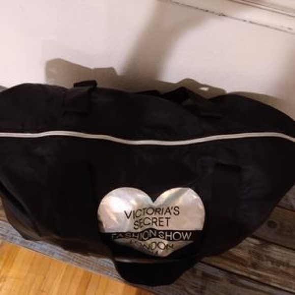 VICTORIAS SECRET FASHION SHOW WEEKENDER BAG 🖤 - Picture 3 of 4